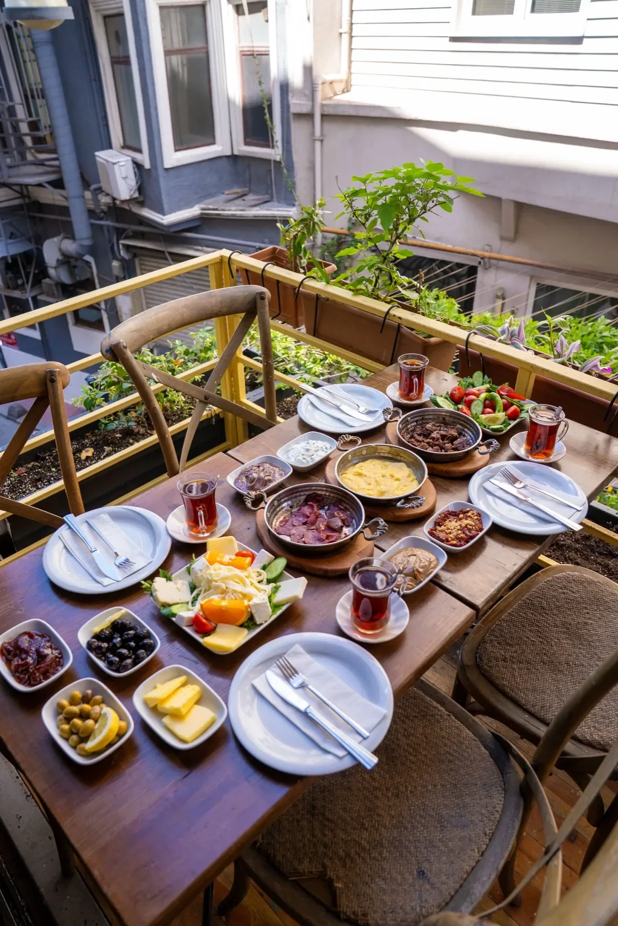 Tarihi Rum Konağı Balkonunda Kahvaltı - Tarihi Van Kahvaltı Evi