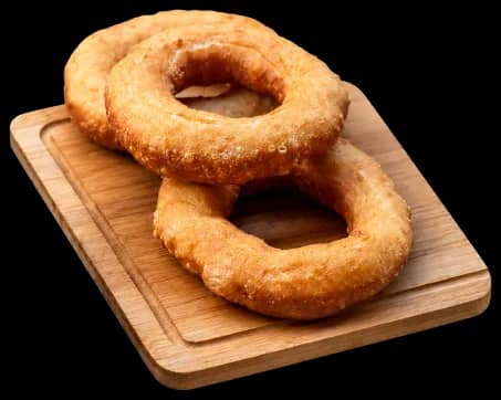 Ahşap tabakta sıcak simit