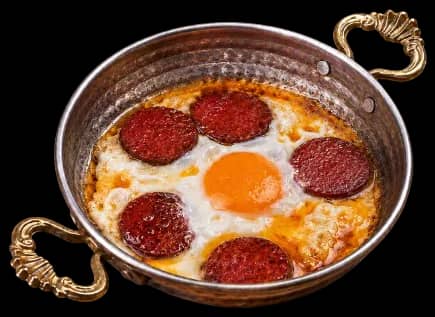 Bakır sahanda sucuklu yumurta